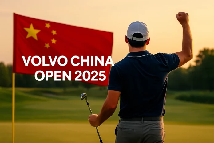 Golfista celebrando en el Enhance Anting Golf Club durante el Volvo China Open 2025, con pancarta de fondo y luz cálida al atardecer.