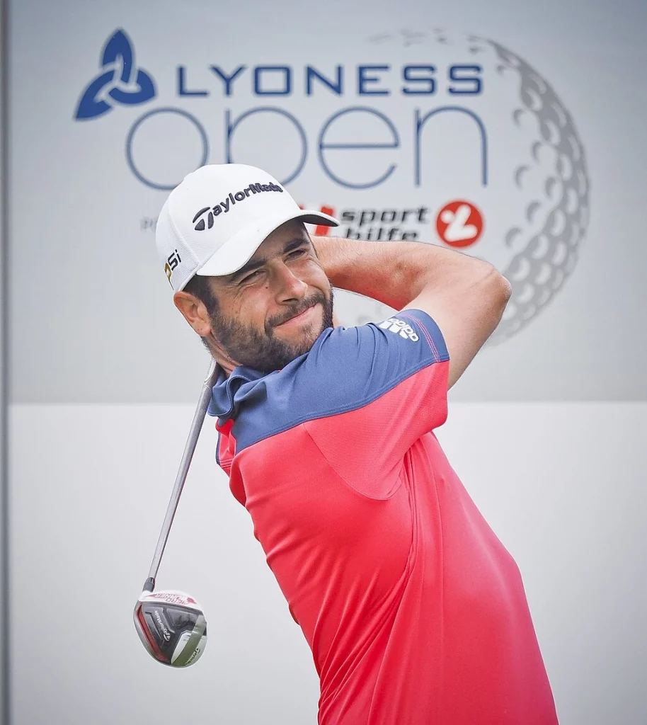Adrián Otaegui golpeando la bola en el Lyoness Open 2016