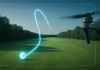 Dron siguiendo la trayectoria de una bola de golf sobre el campo