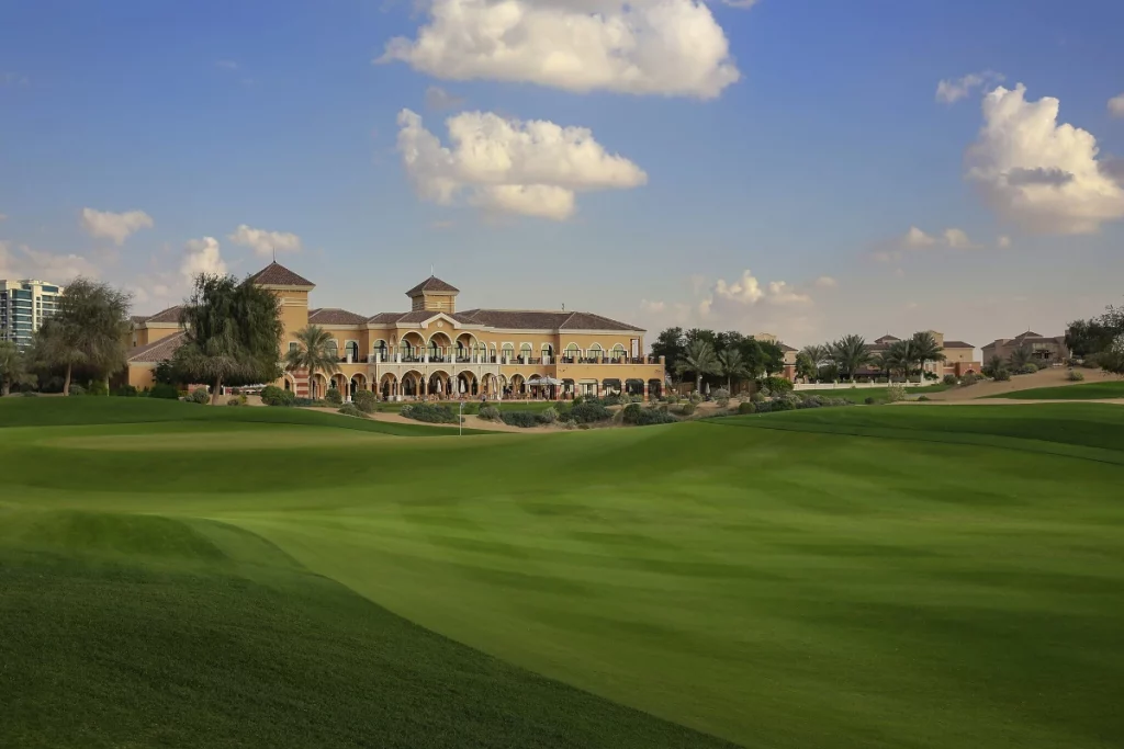 Vista del hoyo 9 en The Els Club Dubai, con fairways amplios y entorno desértico