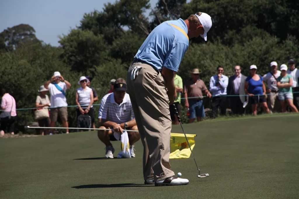 Ernie Els en actitud concentrada antes de ejecutar un putt durante la Presidents Cup 2011