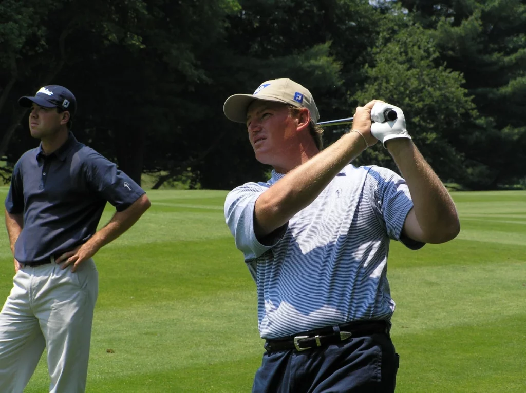 Ernie Els golpeando una bola durante el Buick Classic 2004, símbolo de su enfoque y compromiso