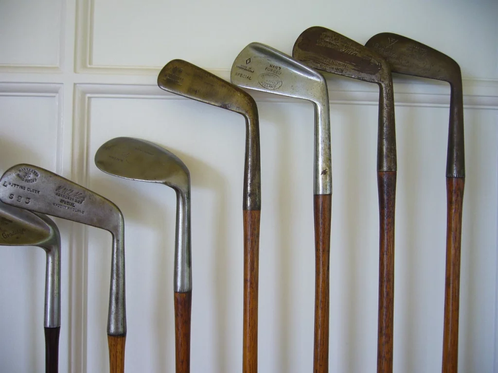 Palos de golf de hickory alineados, muestra del equipamiento usado en los siglos XVIII y XIX