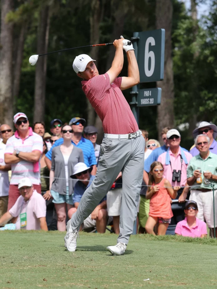 Jordan Spieth golpeando con un hierro en The Players Championship 2014