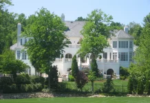 Quail Hollow Club: Historia, Diseño y Recorrido del Campo del PGA Championship Vista del Quail Hollow Club con una casa blanca al fondo durante el Wachovia Championship 2006