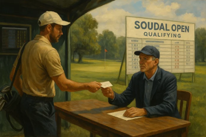 Golfista entregando su tarjeta de puntuación durante la clasificación del Soudal Open 2025