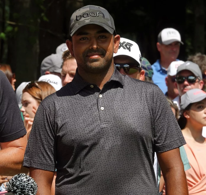 Anirban Lahiri en el tee del hoyo 1 en el LIV Golf Invitational Boston
