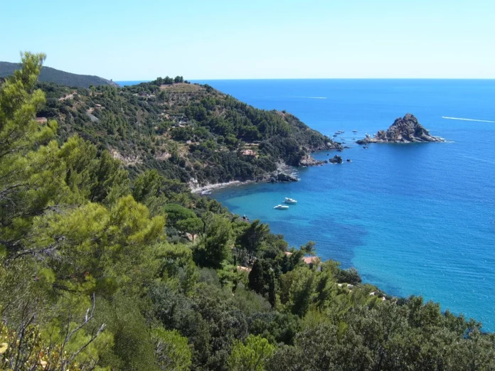 Vista panorámica de Monte Argentario e Isola Rossa en la Toscana