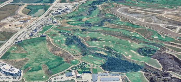 Panorámica del fairway y greens ondulados en Fields Ranch East, PGA Frisco