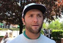 US Open 2021: Jon Rahm y el rugido de Torrey Pines Jon Rahm durante una rueda de prensa oficial, vistiendo polo gris y gorra blanca, primer plano con fondo neutro