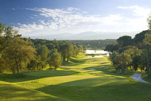 Vista panorámica del campo de golf PGA Catalunya en Caldes de Malavella, Girona