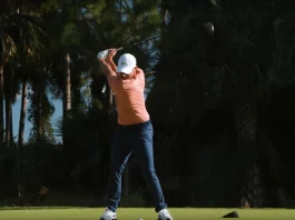 Captura de Rory McIlroy ejecutando el backswing durante su golpe con el driver en el video de TaylorMade Golf.