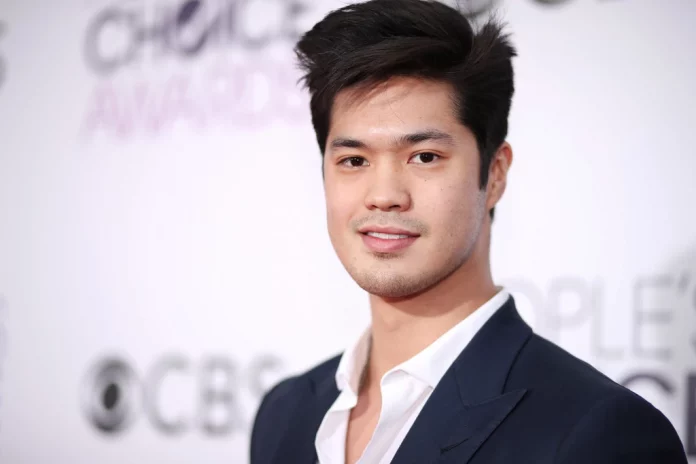 Ross Butler vestido de forma elegante, antes de su participación en el BMW Charity Pro-Am 2025