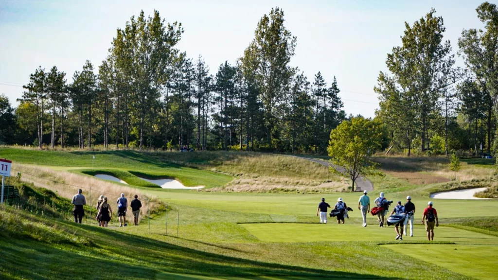 Vista panorámica del 12º hoyo en el campo North del TPC Toronto, sede del RBC Canadian Open 2024, rodeado de árboles y rough