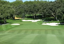Dónde ver el LIV Golf Andalucía 2026 en directo: canales, horarios y plataformas por país Calle del Club de Golf Valderrama con el green al fondo, mostrando el diseño característico del campo.