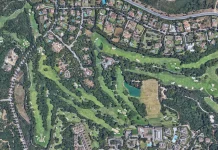 Real Club Valderrama: Historia, Diseño y Proyección en el Golf Mundial Vista aérea del campo de golf Valderrama desde Google Earth, destacando la disposición y características del campo.