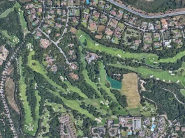 Vista aérea del campo de golf Valderrama desde Google Earth, destacando la disposición y características del campo.