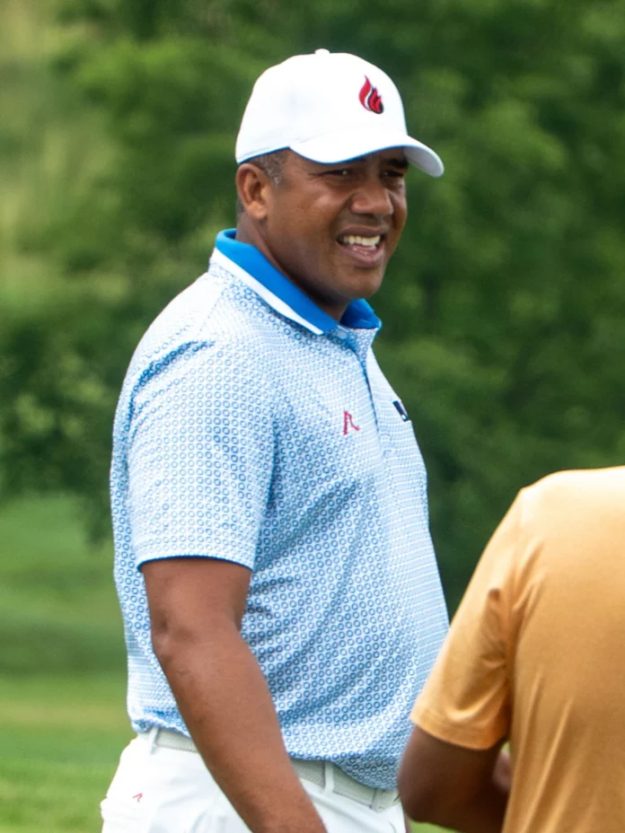 Jhonattan Vegas caminando por el fairway durante el Travelers Championship 2025