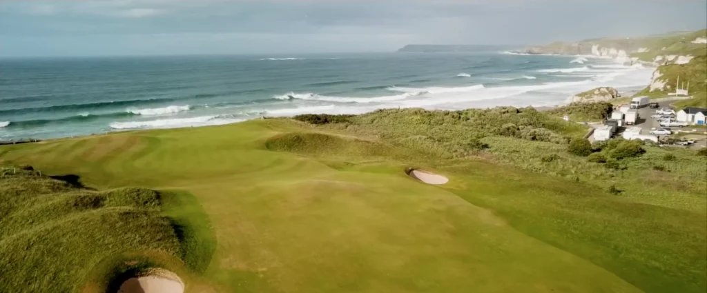 Hoyo 5 del campo Royal Portrush con green elevado y dunas alrededor