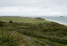 Royal Portrush Golf Club: Historia, Diseño y Claves del Links Más Icónico de Irlanda del Norte Vista panorámica del campo Royal Portrush con dunas, greenes elevados y mar de fondo