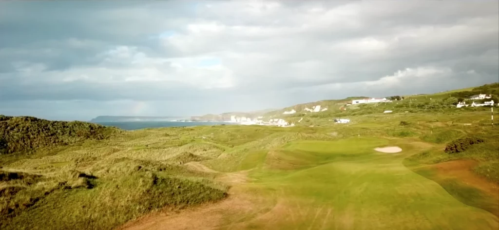 Hoyo 8 de Royal Portrush, par 4 entre dunas con green elevado y bunkers