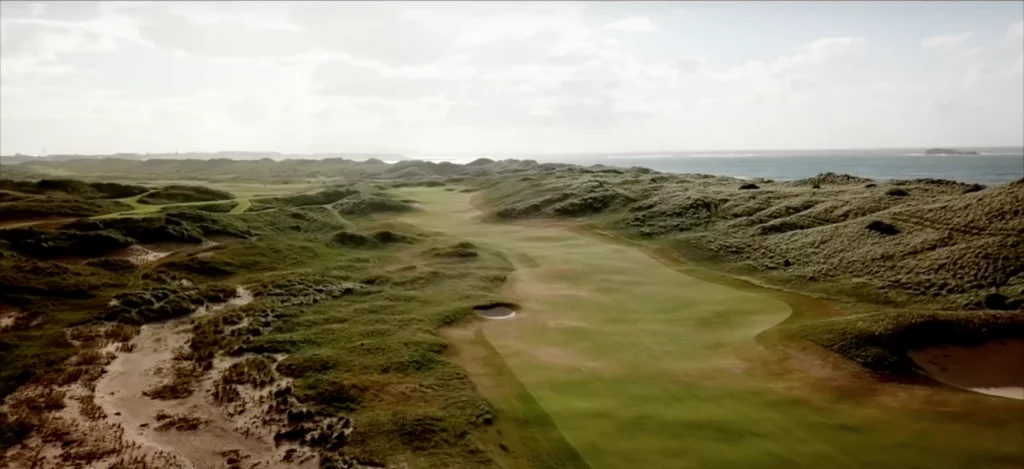 Panorámica del hoyo 7 de Royal Portrush, par 5 entre dunas con vistas al mar