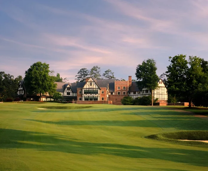 Clubhouse de estilo Tudor en el campo de golf Sedgefield visto desde la calle del hoyo 9