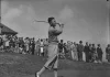 Bobby Locke: El Maestro del Putter y Leyenda del Golf Sudafricano Bobby Locke golpeando una bola con un hierro en un torneo de golf