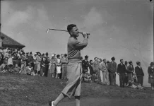 Bobby Locke: El Maestro del Putter y Leyenda del Golf Sudafricano Bobby Locke golpeando una bola con un hierro en un torneo de golf