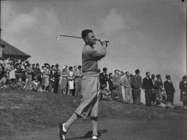 Bobby Locke golpeando una bola con un hierro en un torneo de golf