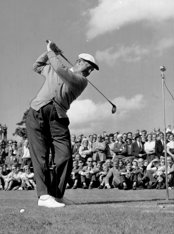 Bobby Locke en el backswing con su driver en el Stockholm Golf Club