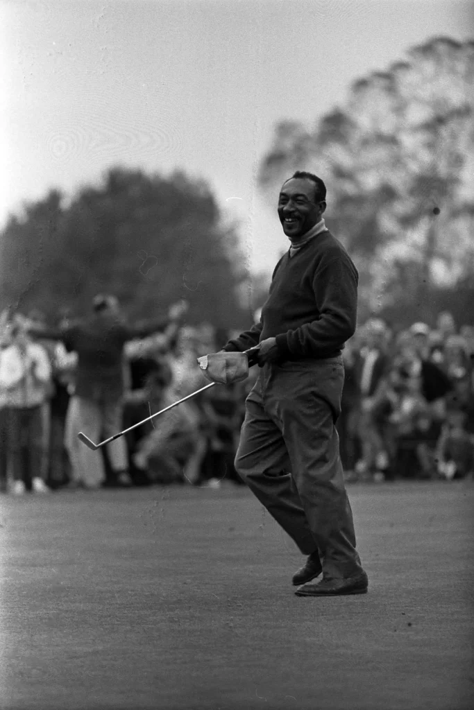 Charlie Sifford sonriente tras ganar el Los Angeles Open de 1969