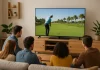 El DP World Tour emite el Abu Dhabi HSBC Championship 2025 en abierto en YouTube Grupo de amigos viendo el Abu Dhabi HSBC Championship 2025 por televisión en el salón de casa