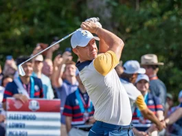 Rory McIlroy golpeando con un hierro en la Ryder Cup 2025
