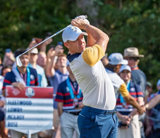 ¿Qué es el nuevo Premio Rory McIlroy del DP World Tour? Rory McIlroy golpeando con un hierro en la Ryder Cup 2025