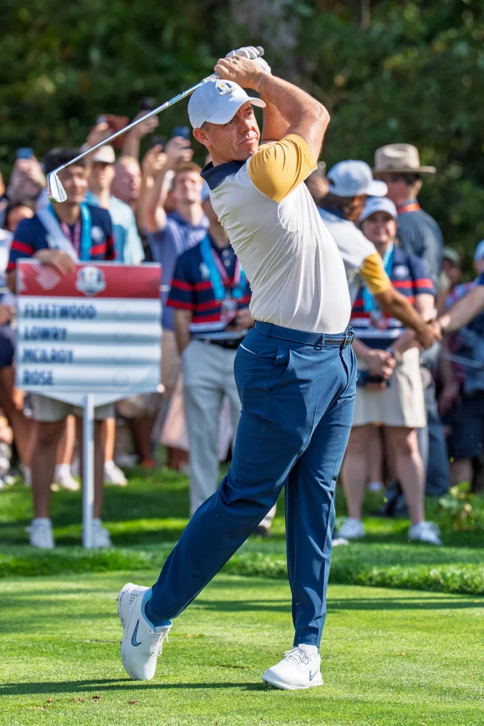 Rory McIlroy golpeando con un hierro en la Ryder Cup 2025 Rory McIlroy golpeando con un hierro en la Ryder Cup 2025