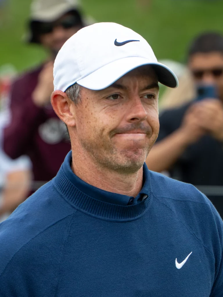 Rory McIlroy compitiendo en el Travelers Championship 2025